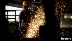 印度旁遮普邦曼迪戈宾德加尔一家钢铁加工厂的工人在生产线上做工。(2024年10月19日)