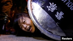 资料照:一名香港反送中抗议者被香港防暴警察压倒在地。(2019年9月2日)