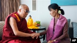 Nobel ငြိမ်းချမ်းရေးဆုရှင် တိဘက်ဘုန်းတော်ကြီး Dalai Lama နှင့် ဒေါ်အောင်ဆန်းစုကြည် ၂၀၁၂ တုန်းက တွေ့ဆုံစဉ်