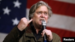 资料照片:美国前白宫首席战略师斯蒂芬·班农在阿拉巴马州为罗伊·莫尔竞选联邦参议员站台。(2017年12月6日)