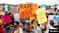 ဘင်္ဂလားဒေ့ရှ် ပါလီမန်ရှေ့မှာ အဓမ္မပြုကျင့်မှုအပေါ် တရားမျှတမှုရရေး ဆန္ဒပြနေကြသူများ။ (အောက်တိုဘာ ၁၀၊ ၂၀၂၀)