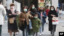 在台北,人们带着口罩逛购物区。(2020年1月31日)