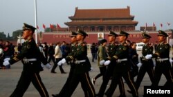 中国武警迈步通过天安门广场