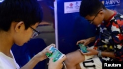 资料照 - 中国河北邯郸的一个商场里孩子们在玩腾讯电游“王者荣耀”。(2018年8月5日)