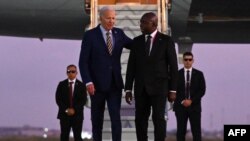 Presiden AS Joe Biden disambut oleh Menteri Luar Negeri Angola Tete Antonio (kedua dari kanan) saat tiba di Bandara Internasional Quatro de Fevereiro Luanda di Luanda, pada 2 Desember 2024. (Foto: AFP/Andrew Caballero-Reynolds)