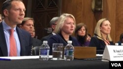 2018年2月15日,美国职业外交官代助理国务卿董云裳(中)在美国国会参议院外交委员会提名听证会上。(美国之音记者扬之初拍摄)