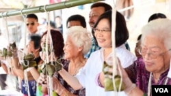 台湾新领导人蔡英文在传统节日端午节期间深入民间,与民众一起包粽子(蔡英文脸书)。