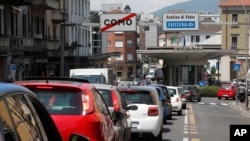 资料照片:意大利和瑞士边境的汽车检查站。(2020年6月3日)