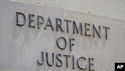 资料照片:华盛顿司法部大楼外。司法部表示,穆罕默德·沙里弗拉被指控“向认定的外国恐怖组织提供和密谋提供导致死亡的物质支持和资源。”