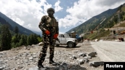 一名印度士兵在通往拉达克的一条公路哨卡旁站岗。(2020年9月2日)