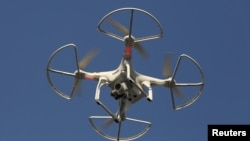 图为一架中国制造的无人机正在空中飞行,无人机腹下的照相机镜头清晰可见。-资料照