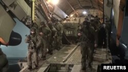 俄罗斯军队士兵乘坐军机抵达哈萨克斯坦。（2022年1月8日）