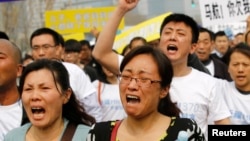 失踪马航班机中国乘客家人在马来西亚驻北京大使馆外愤怒抗议。(2014年3月25日)