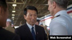 美国海军作战部长格林纳特与台湾海军司令李喜明交谈(格林纳特脸书官网图片)