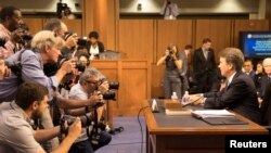 现任联邦上诉法院法官、被特朗普总统提名为最高法院大法官的卡瓦诺在参议院司法委员会有关确认他的提名的第三天听证会上接受质询。(2018年9月6日)