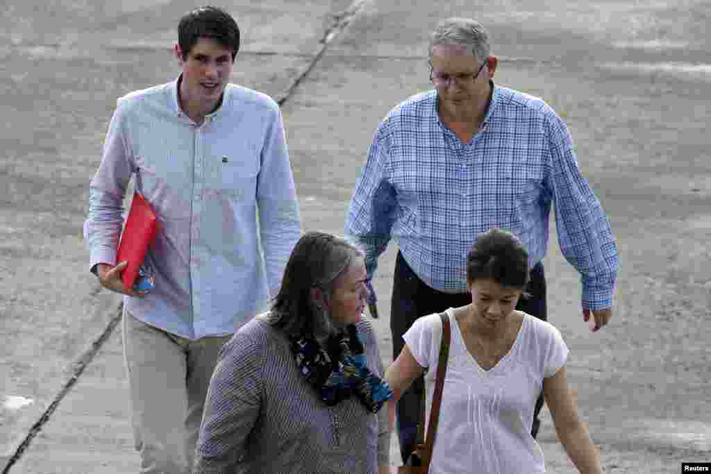  David Miller မိသားစု တရားခွင်သို့ ရောက်ရှိလာစဉ်။