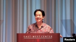 在访问马绍尔群岛之前,台湾总统赖清德在美国夏威夷大学东西方中心讲话。(2024年12月1日)