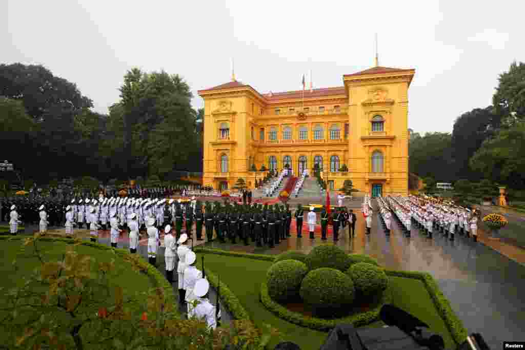 在越南主席府前面举行的欢迎美国总统川普的仪式(2017年11月12日)。
