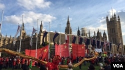 欢迎习近平访英的阵势很大(江静玲摄影)