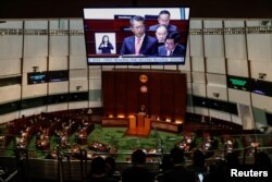 香港财政司司长陈茂波2024年2月28日在香港立法会发表年度财政预算案 （路透社照片）