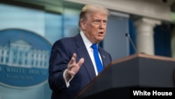 资料照片:特朗普总统在白宫新闻简报室与司法部长帕姆·邦迪共同出席一场记者会。(2025年6月27日)