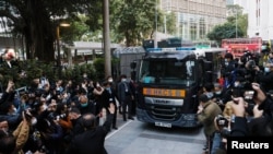 被控非法集结案的黎智英乘坐监狱汽车抵达香港终审法院。(2020年12月31日)