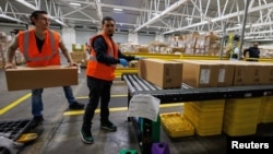 资料照:美国加州洛杉矶机场的工作人员在一个仓库里使用美国海关设计的系统扫描抵达的航空货物包裹。(2024年5月2日)