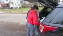 Як волонтери годують бідних у День подяки. Відео Як волонтери годують бідних у День подяки. Відео
