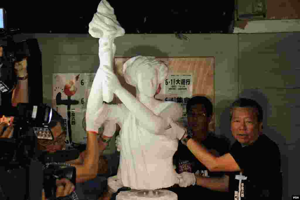 香港支联会将民主女神像运送到六四纪念馆竖立(美国之音图片/海彦拍摄)