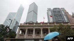 2018年1月6日,一行人走过香港终审法院大楼。