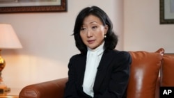 前国际刑警组织主席孟宏伟的妻子高歌在法国里昂接受美联社采访。(2021年11月18日)