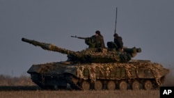 乌克兰士兵在巴赫穆特前线驾驶坦克。(2023年3月22日)