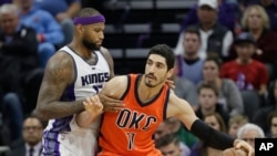 时为俄克拉荷马城雷霆队效力的伊内斯·坎特准备投篮。(2017年1月15日)