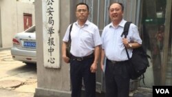 蔡瑛(左)、马连顺律师7月下旬到天津市公安局再次寻找被失踪的李和平律师
