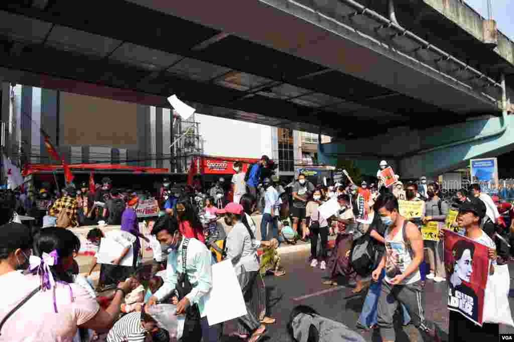 မြေနီကုန်းလမ်းဆုံဆန္ဒပြမြင်ကွင်း 