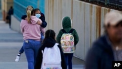 资料照:2022年3月7日,孩子们和他们的看护人到达纽约上学。(美联社)