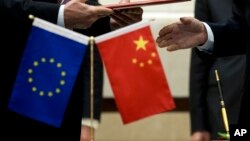 资料照:欧盟旗帜与中国国旗