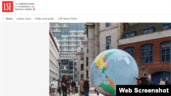 伦敦经济学院网站显示的校园里由透纳奖得主、艺术家沃林格设计的艺术品地球仪“颠倒的世界”。(网络截图)