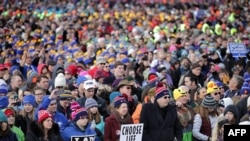 2017年1月27日,在第44届“为生命大游行”开始之前,数以千计的反堕胎人士聚集在首都华盛顿的国家大草坪上。