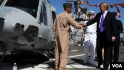 纽约商人川普2009年5月21日登上海军硫磺岛号军舰参观 (美国海军照片)