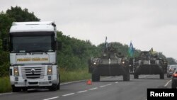 Xe bọc thép của quân đội Ukraine đi tuần ở khu vực Donetsk, 18/8.2014.