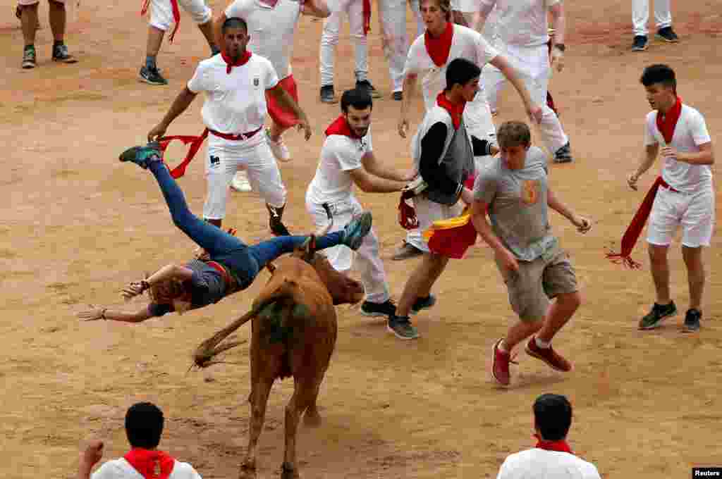 西班牙的圣费尔姆节的斗牛活动（7月11日）。玩儿的就是心跳。