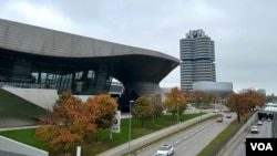资料照片:位于德国慕尼黑的宝马(BMW)公司总部四缸大厦以及宝马世界和宝马博物馆。(2024年10月20日)