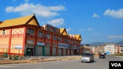 云南沧源佤族自治县与缅甸佤邦毗邻,城内很多物业为佤邦高层所拥有。(2015年3月6日,美国之音朱诺拍摄)