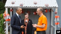 美国总统奥巴马参观内罗毕的非洲能源创新展览(2015年7月25日)