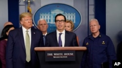 特朗普总统和财政部长姆努钦与新冠病毒特别工作组成员在白宫举行记者会。(2020年3月17日)