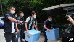 香港警察突袭港大学生会办公室,查抄了数箱文件。(2021年7月16日)