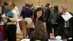 5月29日伊利诺伊州的一个招聘会上。2013年5月29日(照片来源:美联社)