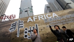 资料照:北京在中非峰会期间街头宣传中非友好的广告。(2006年10月26日)