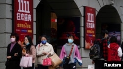 上海居民在一个购物区参加双11购物活动。(2021年11月11日)